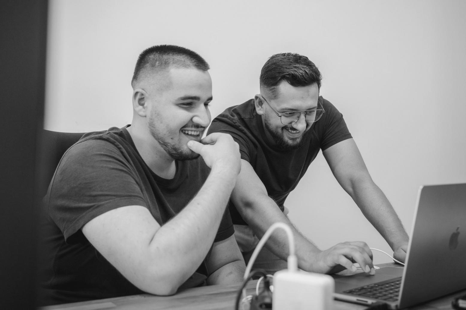 Arbeitsplatz mit Finanzautomatisierung Software und Analysedashboards